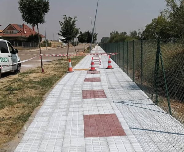 Acera recién reparada en el Camino Miraflores con conos de seguridad