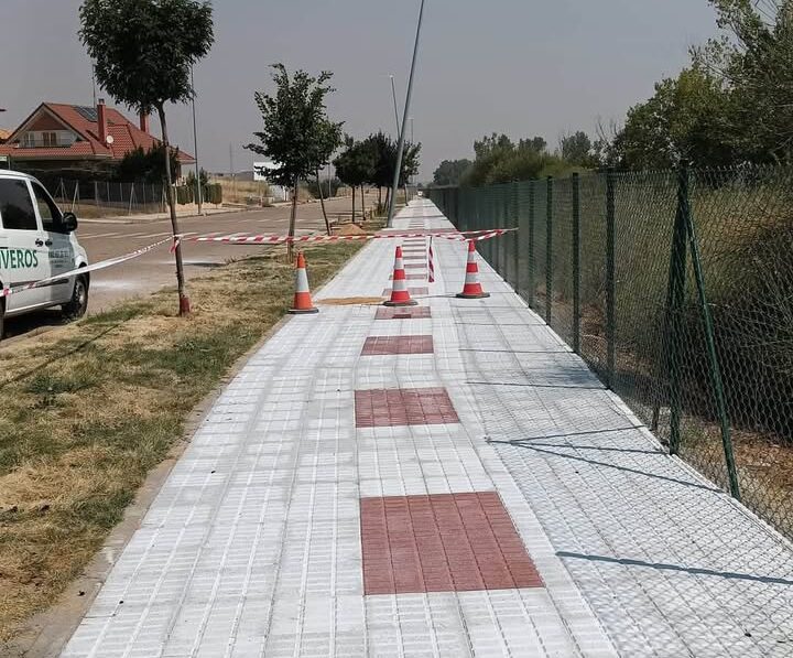Acera recién reparada en el Camino Miraflores con conos de seguridad