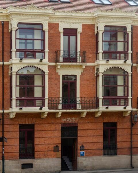 Fachada de una casa emblemática transformada en hotel en Zamora