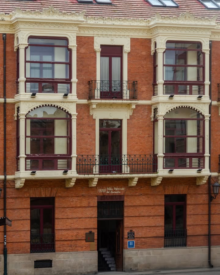 Fachada de una casa emblemática transformada en hotel en Zamora