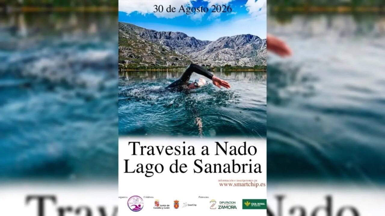 Nadador compitiendo en el Lago de Sanabria durante la travesía a nado