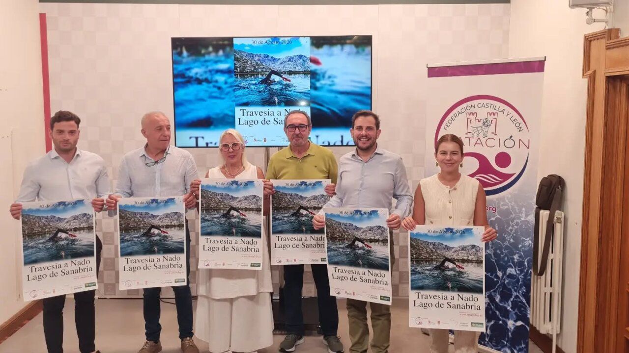 Presentación de la VIII Travesía a Nado en el Lago de Sanabria con participantes y cartel