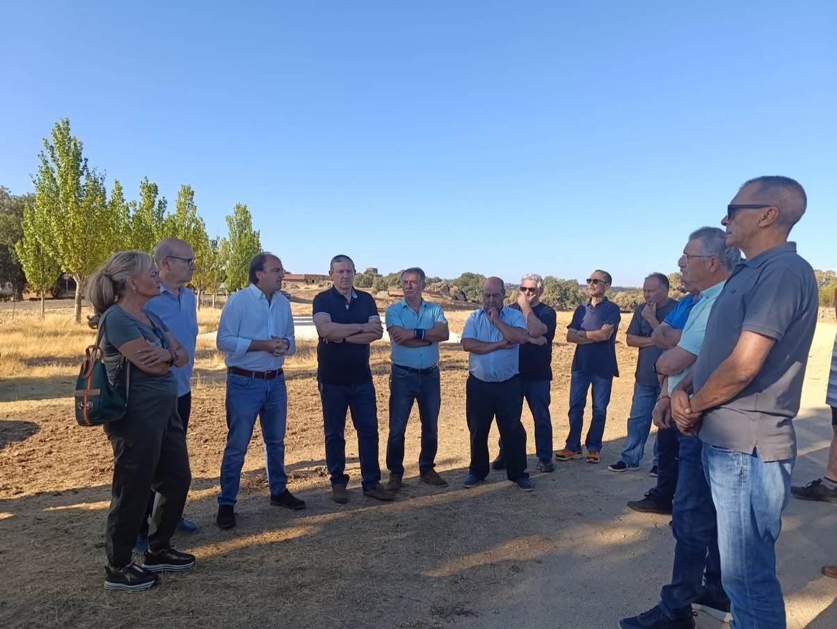 Reunión de autoridades en Palazuelo de Sayago tras incendio en Fermoselle