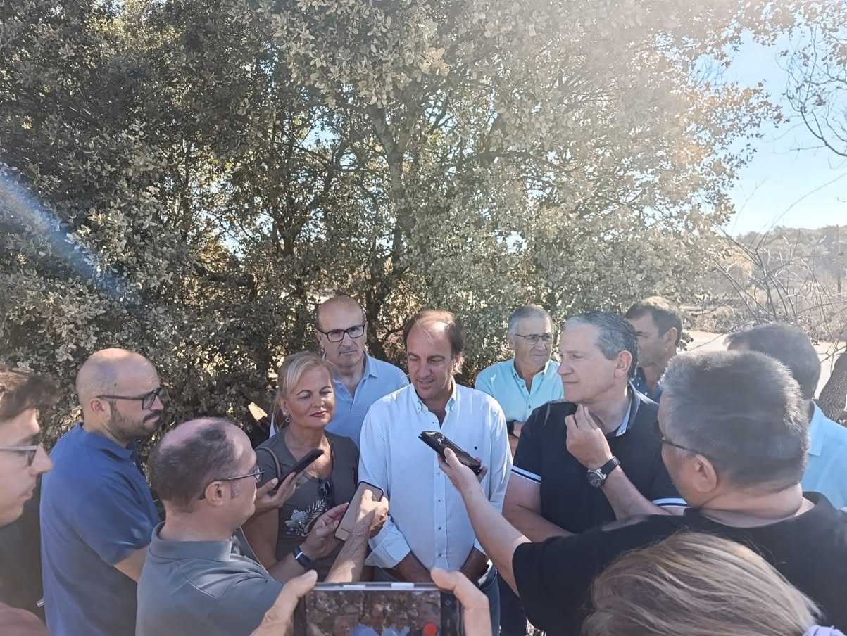 Visita institucional en Palazuelo de Sayago tras incendio en Fermoselle