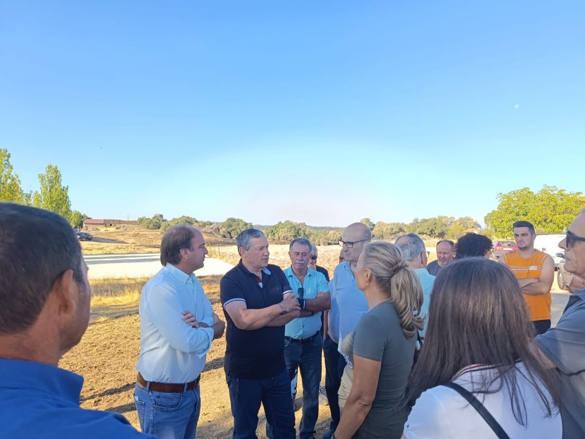 Reunión de autoridades y vecinos tras incendio en Palazuelo de Sayago