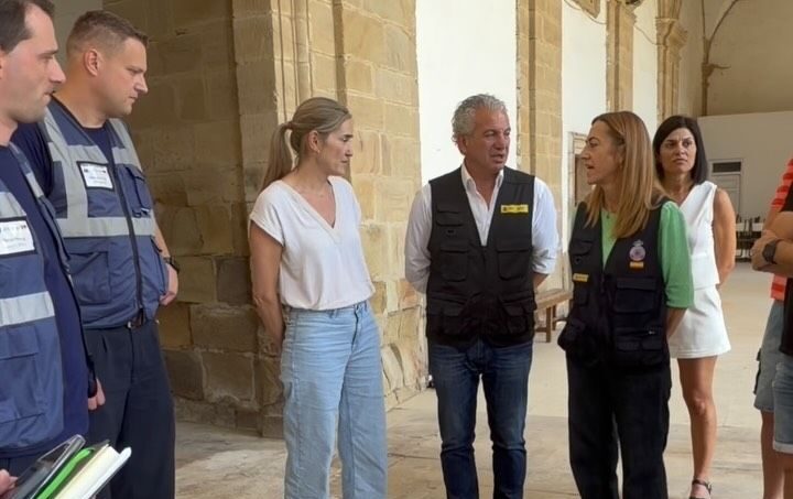 La ministra Sara Aagesen durante su visita al incendio en Veguellina