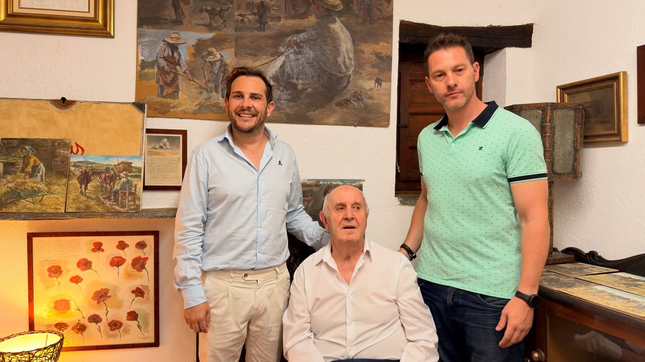Visita al Museo del Pintor Enrique Seco en Zamora con tres personas posando