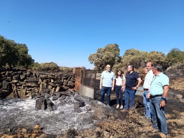 Visita de autoridades a Palazuelo de Sayago tras incendio forestal