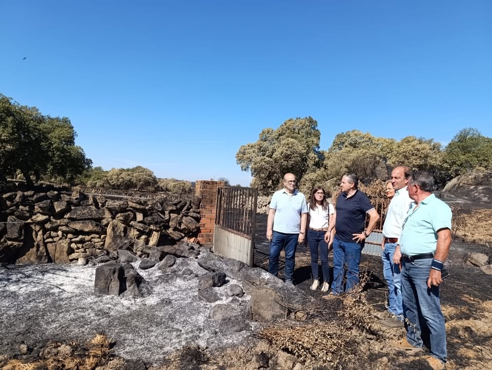 Visita de autoridades a Palazuelo de Sayago tras incendio forestal