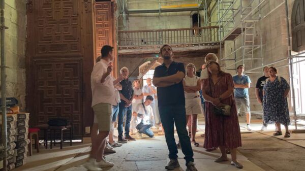 Grupo de personas en la iglesia de Santa María Magdalena durante la visita de restauración.