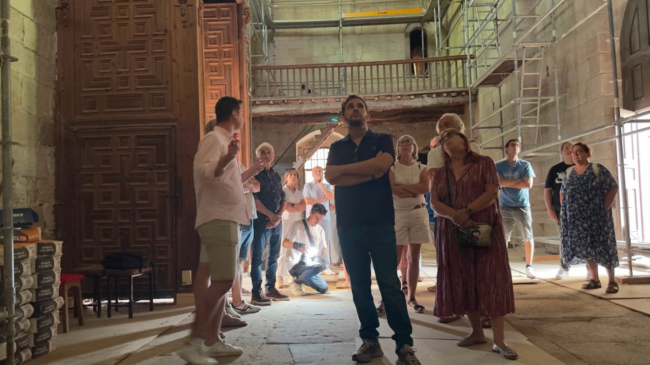 Grupo de personas en la iglesia de Santa María Magdalena durante la visita de restauración.
