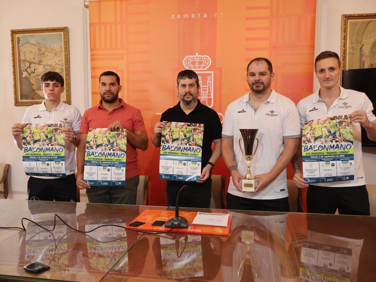 Presentación del XXV Memorial de Balonmano con participantes y trofeo