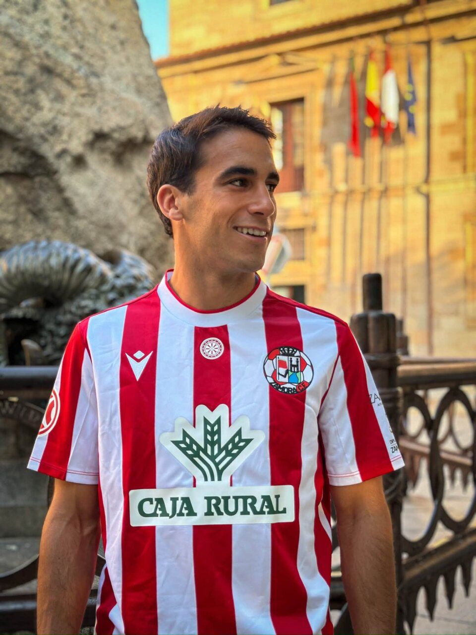 Jugador del Zamora CF posando con nueva camiseta en un entorno urbano