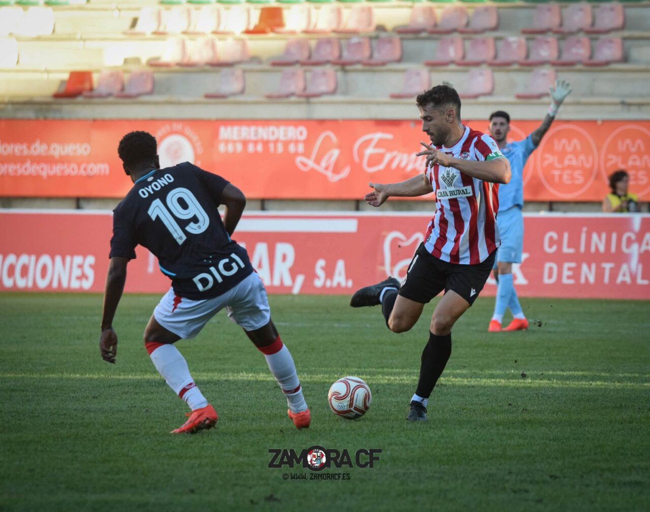Jugadores del Zamora CF y Bilbao Athletic en un partido de fútbol