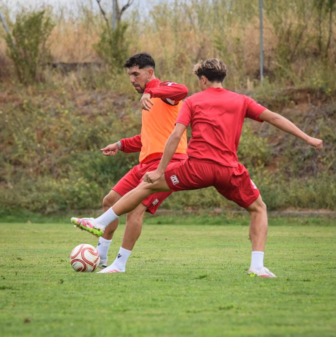 Jugadores del Zamora CF entrenando en el campo de fútbol