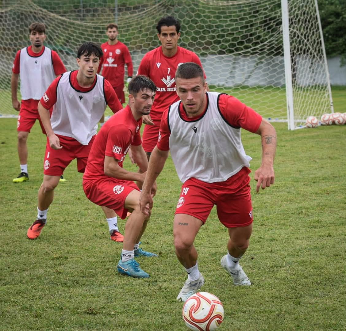 Jugadores del Zamora CF entrenando en el campo con intensidad