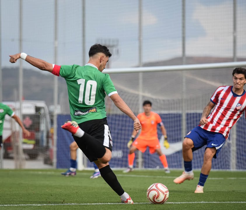 Jugador del Zamora CF pateando el balón durante un partido de pretemporada