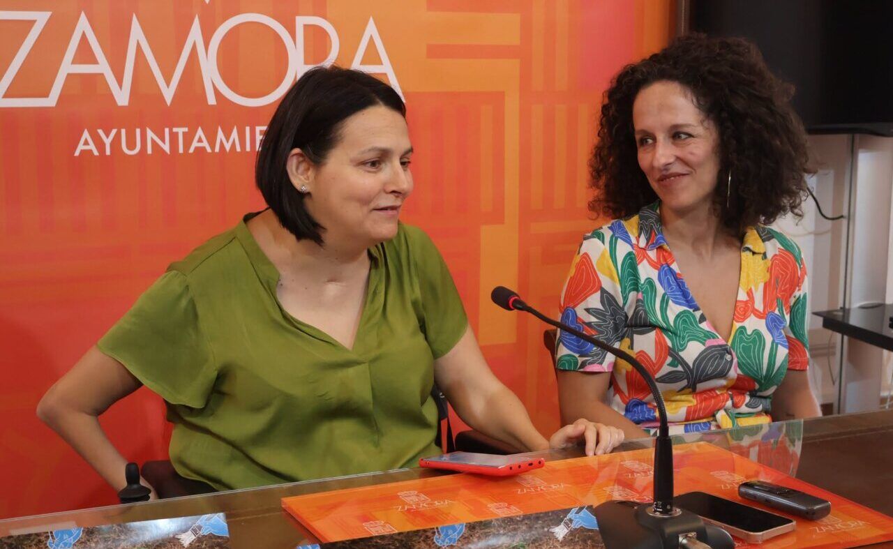 Dos mujeres conversando en una conferencia sobre Lorca en Zamora.