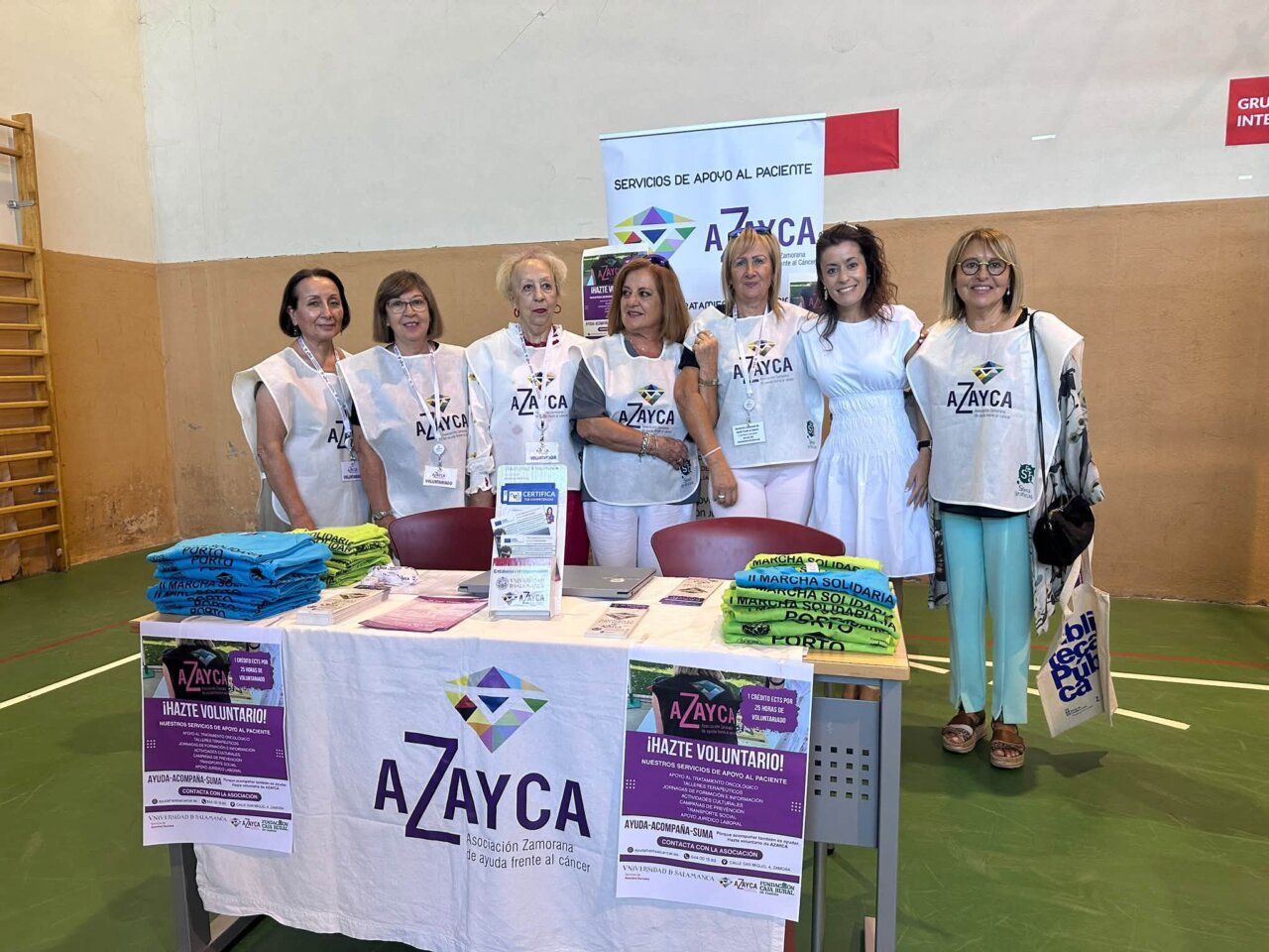 Miembros de AZAYCA en la feria de bienvenida de la USAL en Zamora