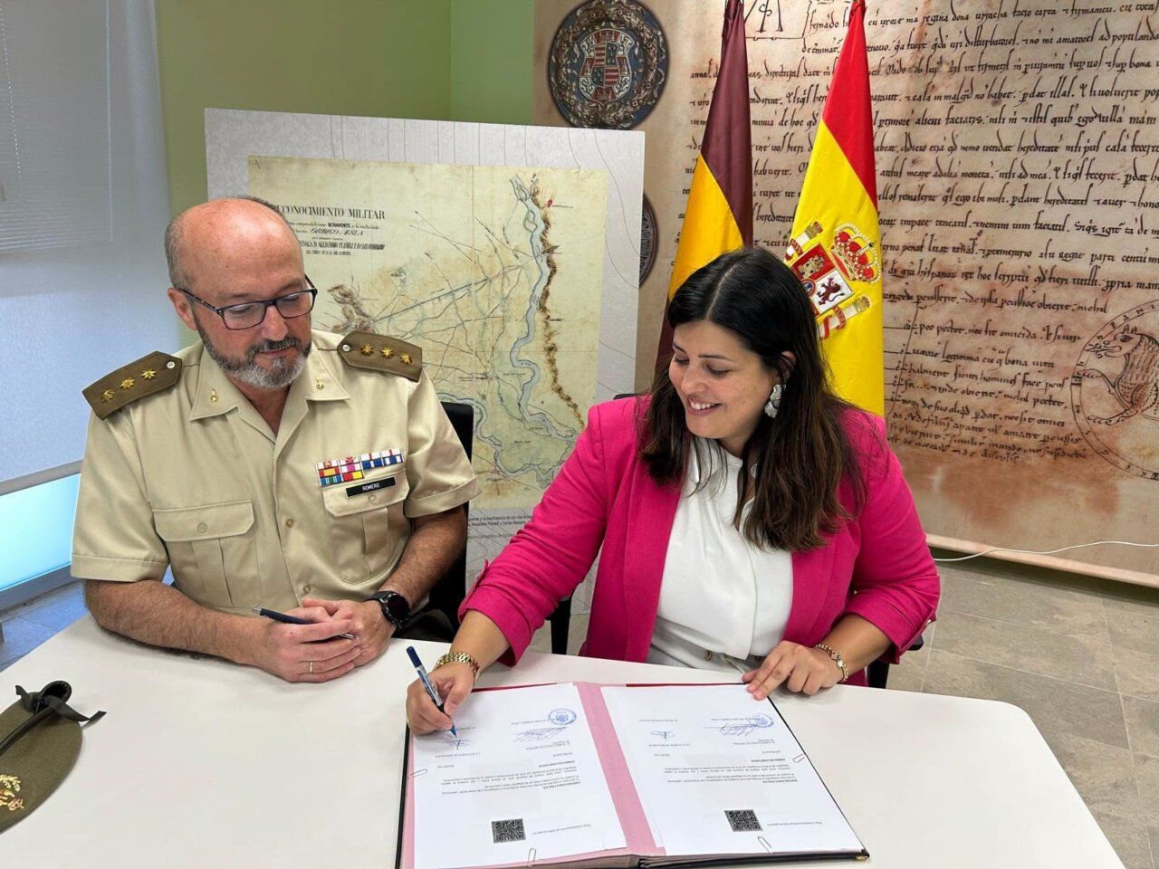 La alcaldesa de Benavente recibe una lámina cartográfica histórica.