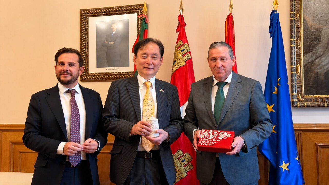 Recepción del embajador de Japón en la Diputación de Zamora con autoridades locales.
