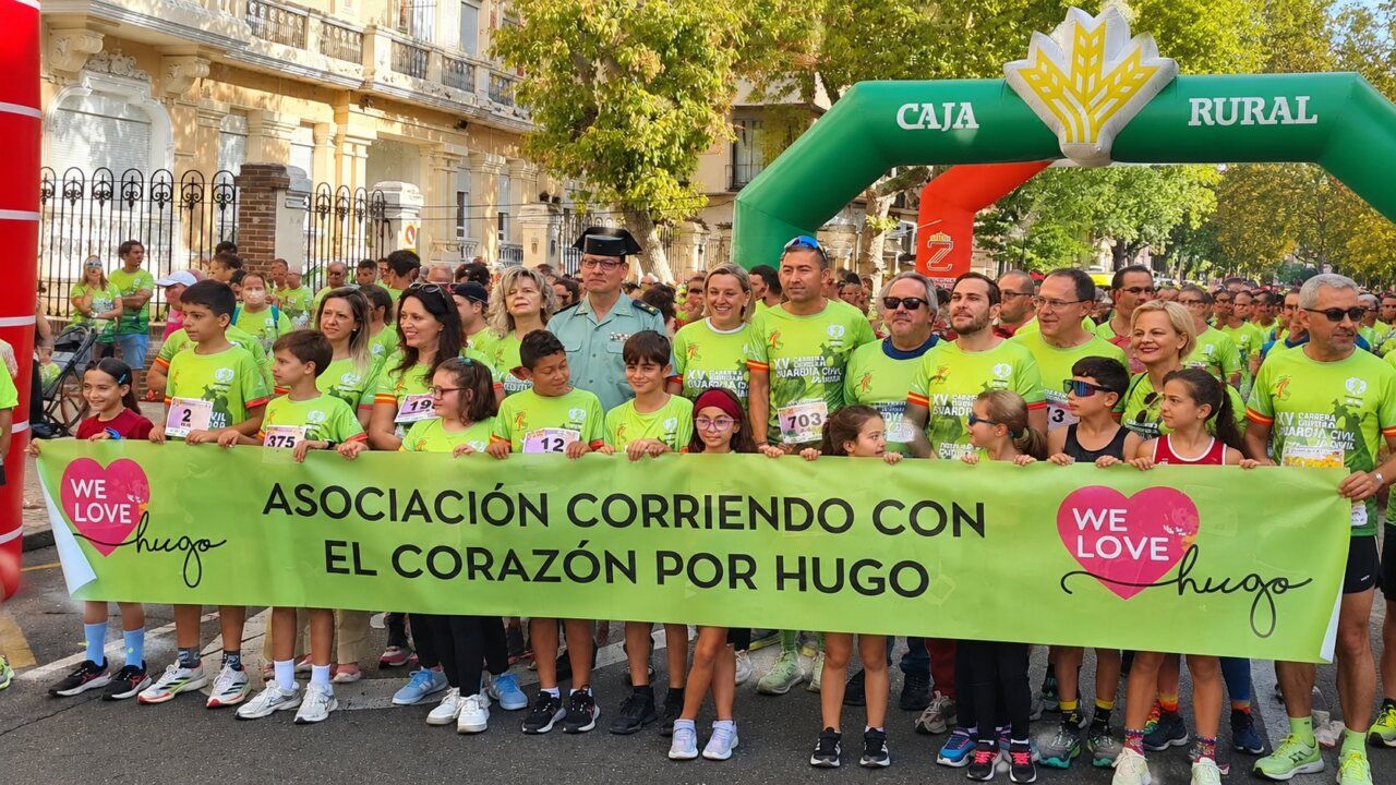 Participantes de la XV Carrera de la Guardia Civil en Zamora con camisetas verdes