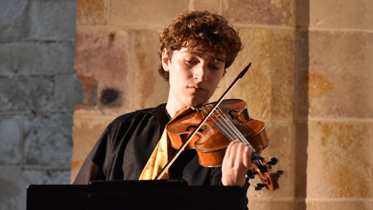 Joven violinista interpretando Bach en San Cipriano