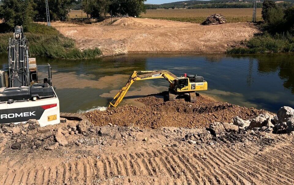 Maquinaria trabajando en la demolición del puente sobre el Duero