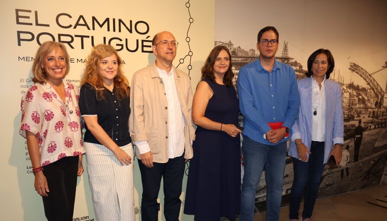 Inauguración de la exposición El Camino Portugués en Zamora con varias personas presentes