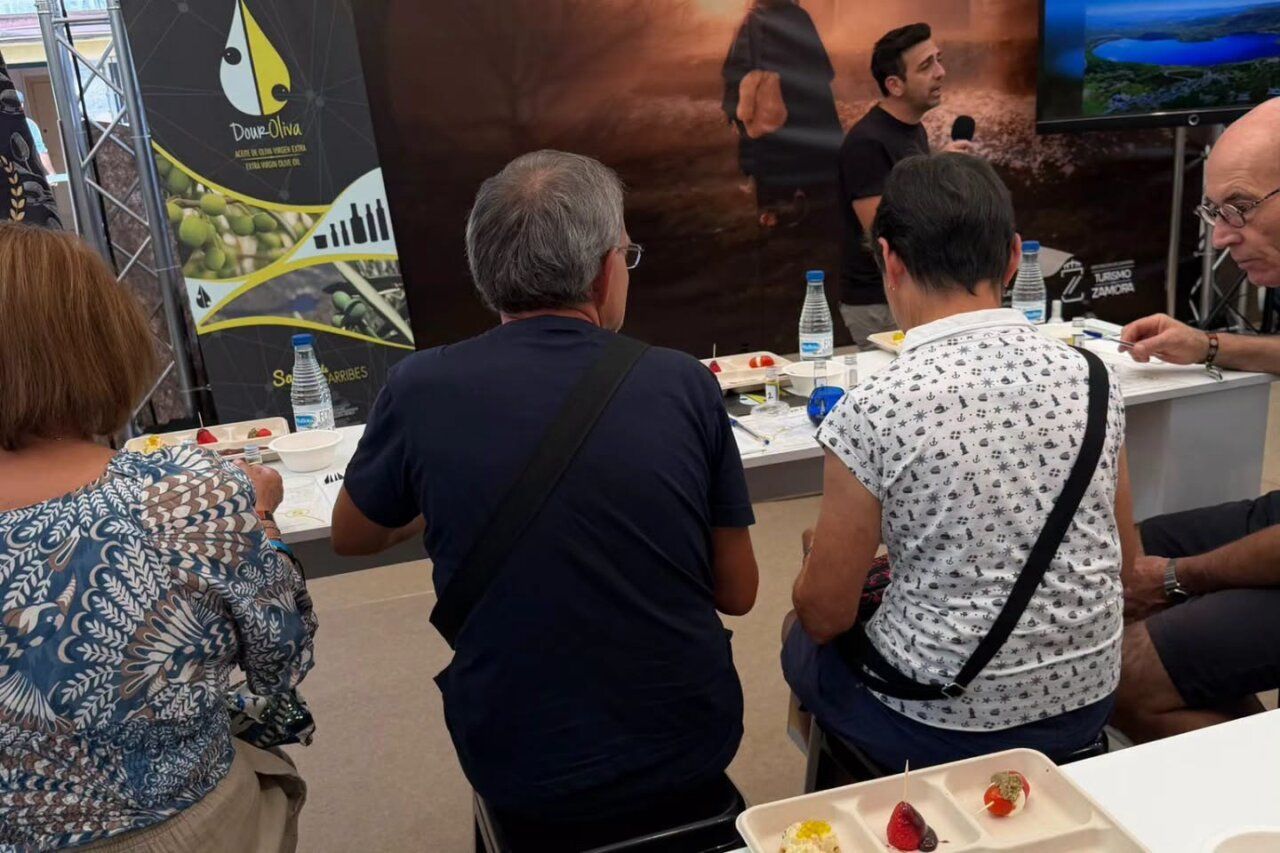 Visitantes en la Feria de Ecoturismo de Castilla y León degustando productos locales.
