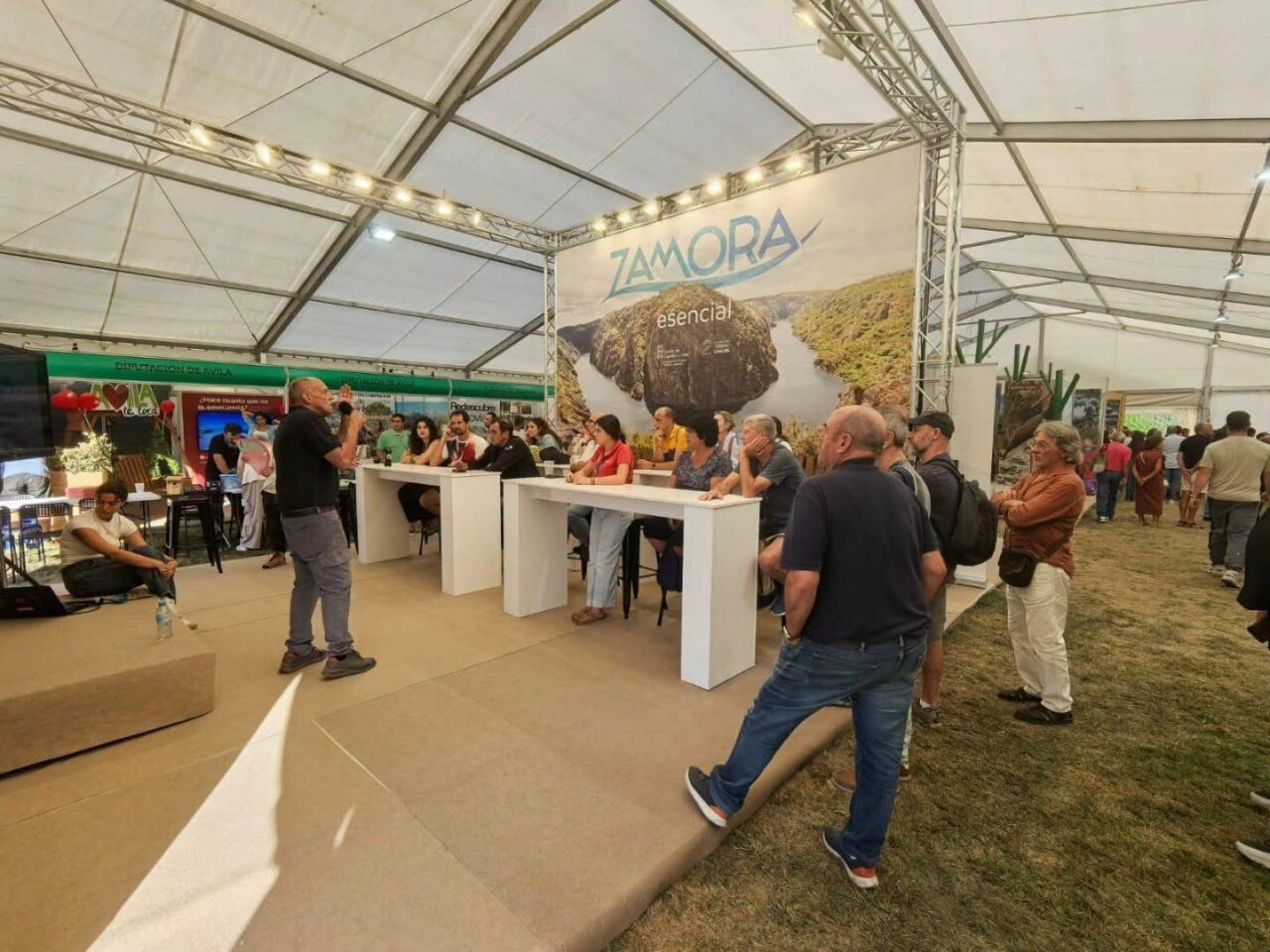 Asistentes en la Feria de Ecoturismo de Castilla y León en Naturcyl 2026