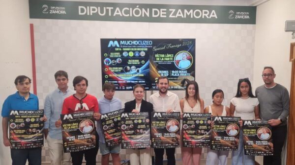 Grupo de personas presentando el podcast Mucho Cuzeo en Zamora