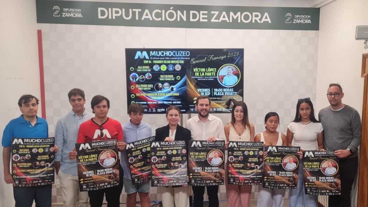 Grupo de personas presentando el podcast Mucho Cuzeo en Zamora