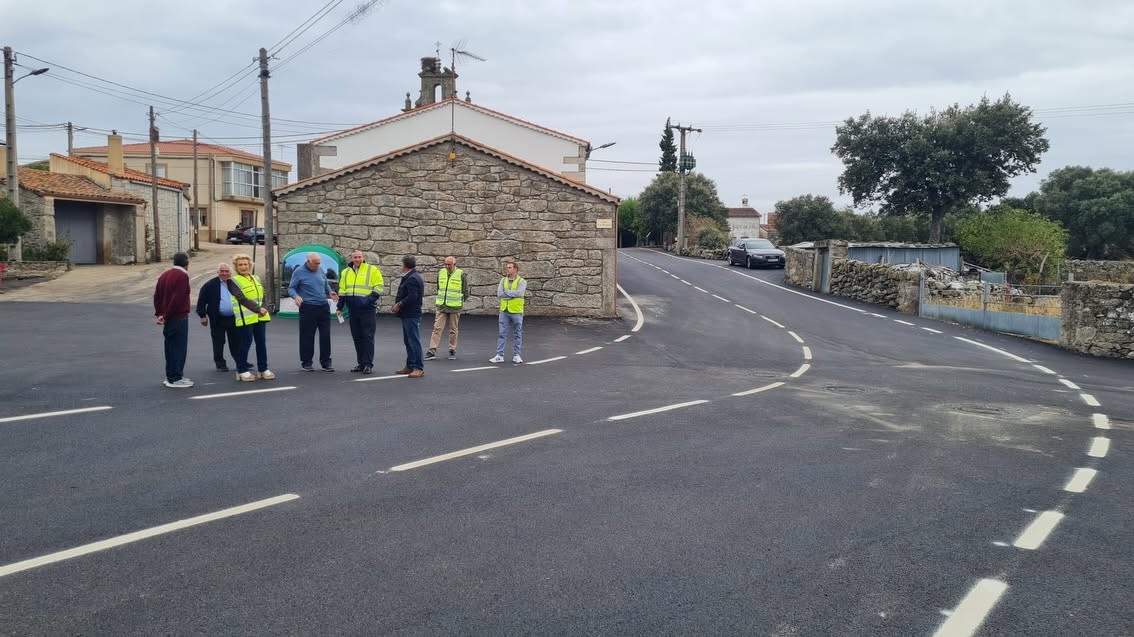 Grupo de personas en una carretera recién asfaltada en Torregamones y Luelmo
