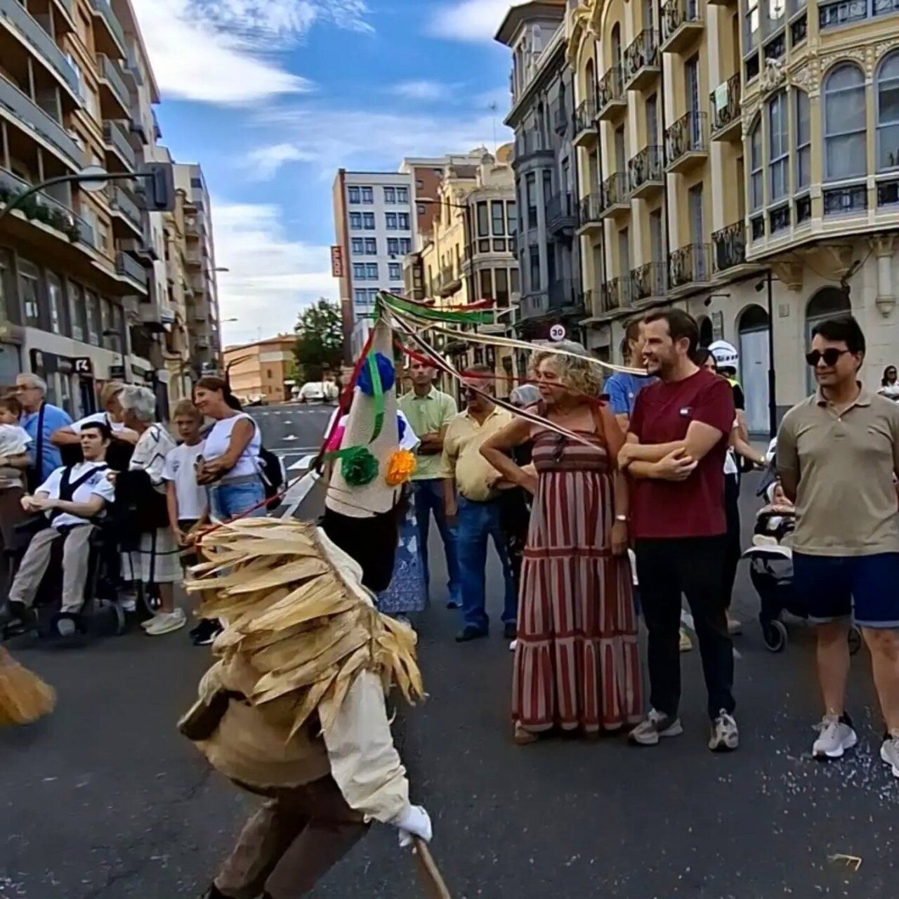 Desfile del XV Festival de la Máscara en Zamora con participantes y máscaras tradicionales.