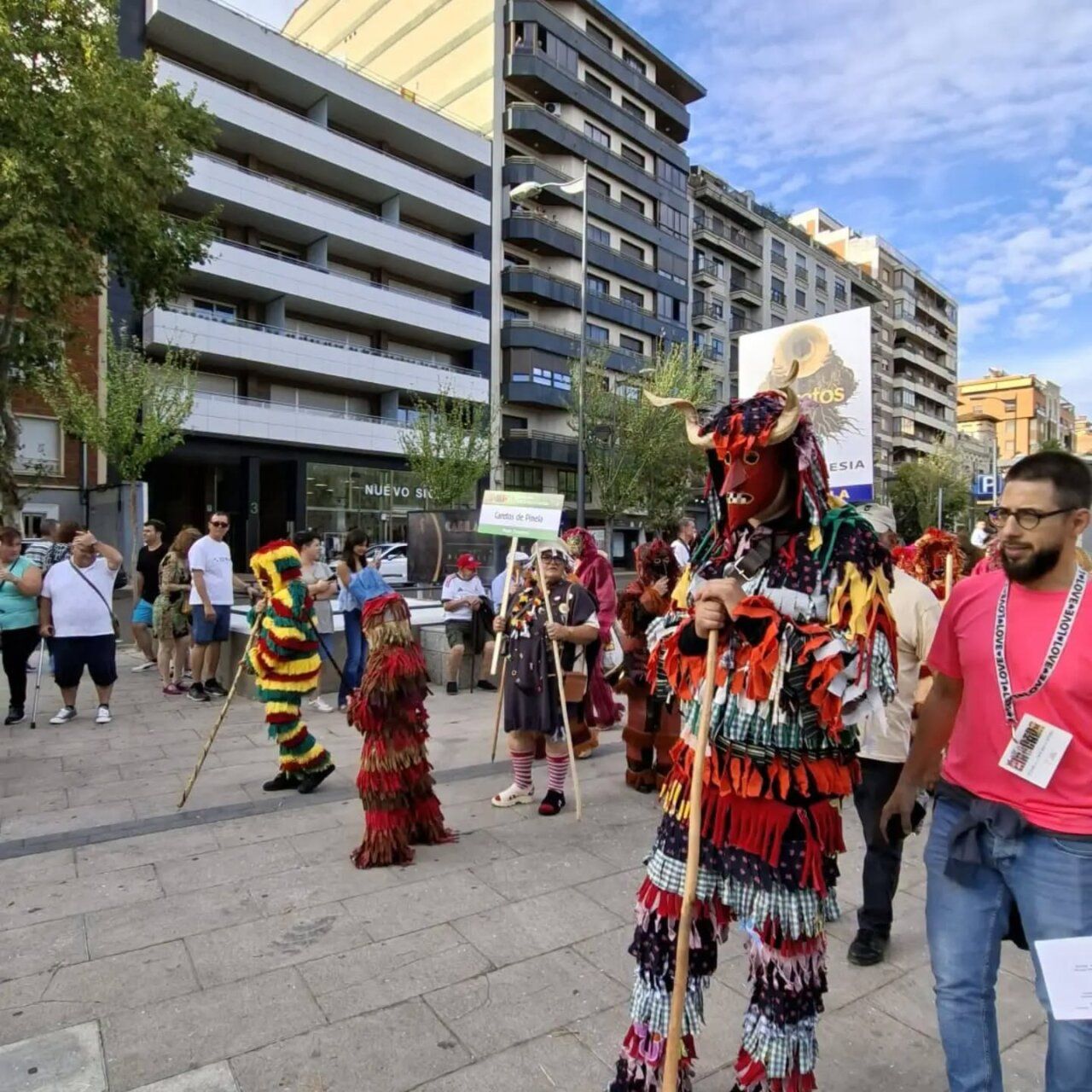 Desfile del XV Festival de la Máscara en Zamora con participantes en trajes coloridos
