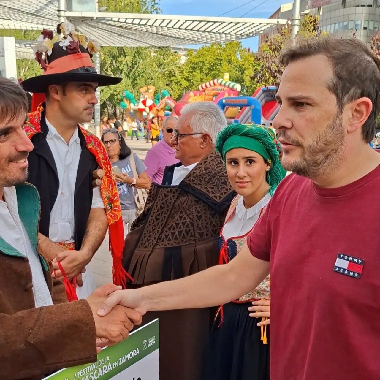 Participantes del XV Festival de la Máscara en Zamora con trajes tradicionales.