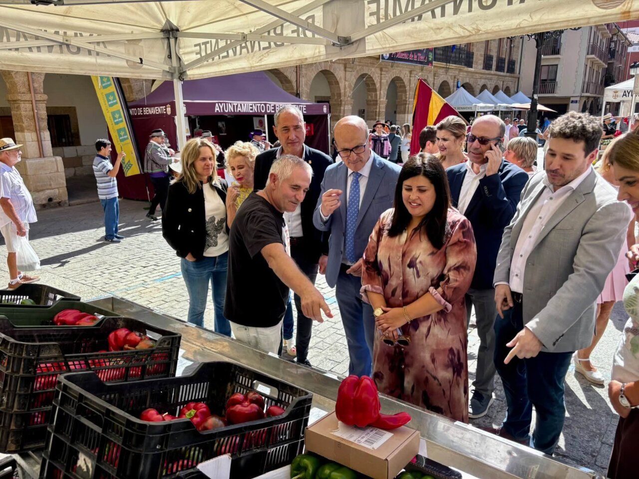Visitantes observando productos en la Feria del Pimiento en Benavente