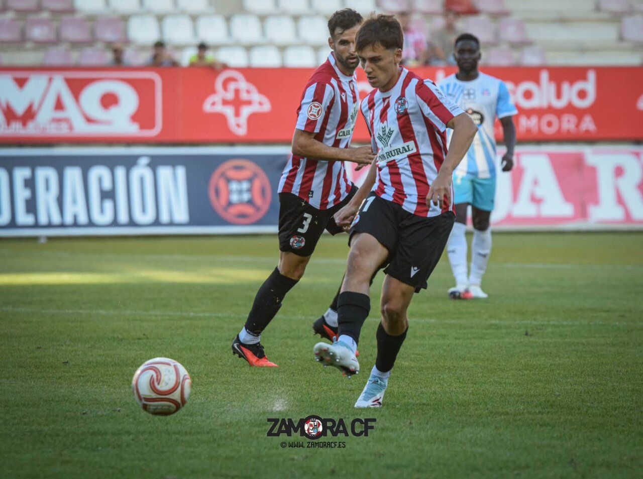Jugador del Zamora CF en acción durante un partido de fútbol