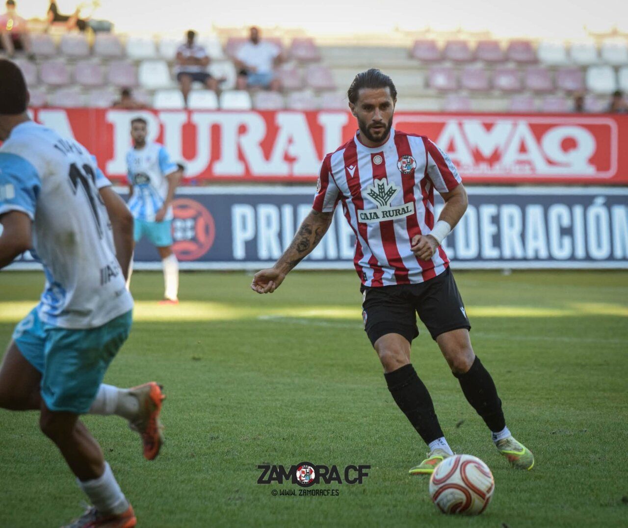 Jugador del Zamora CF en acción durante un partido de fútbol