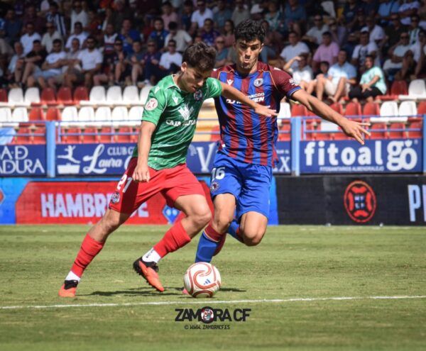 Jugadores del Zamora CF en un partido de fútbol en Almendralejo