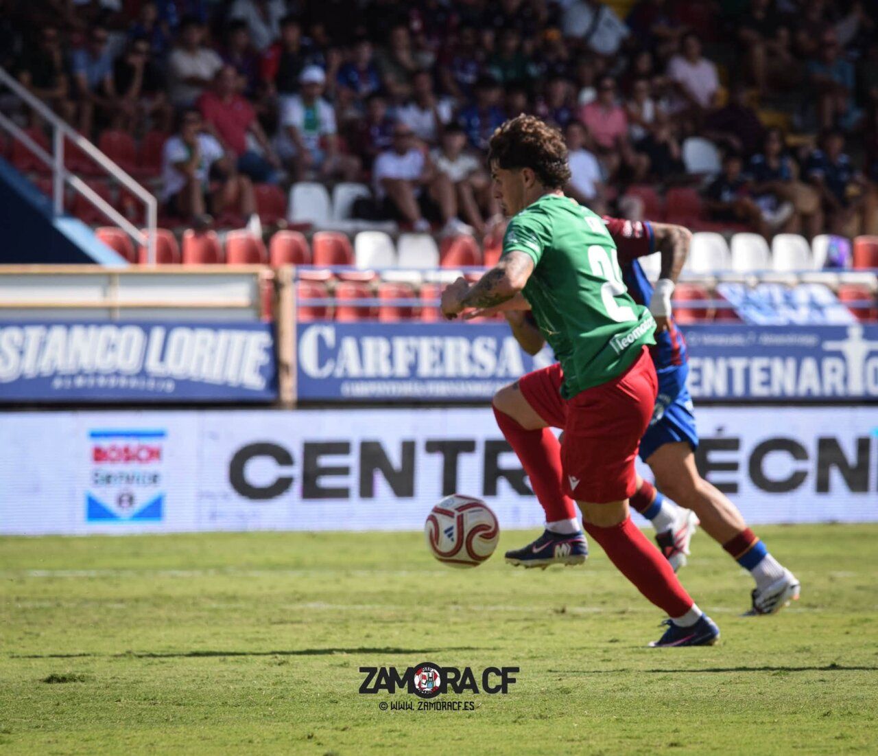 Jugador del Zamora CF en acción durante un partido en Almendralejo