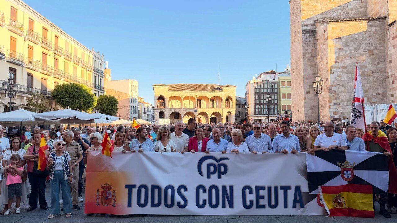Multitud en la Plaza Mayor de Zamora en apoyo a Ceuta