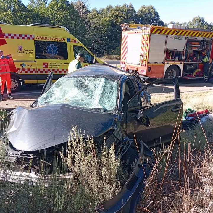 Vehículo dañado tras accidente de tráfico en Palacios de Sanabria