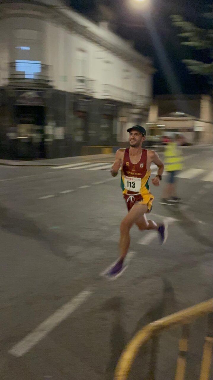 Adrián Eronimides Núñez corriendo en la XV Legua Nocturna de Benavides