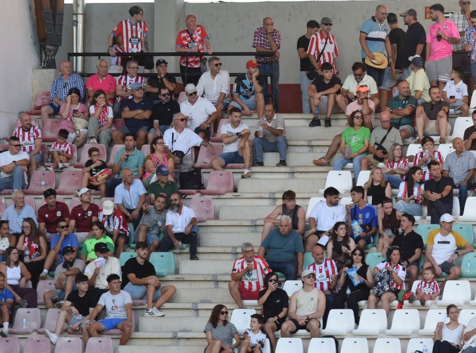 Aficionados del Zamora CF en el Estadio Ruta de la Plata durante un partido.