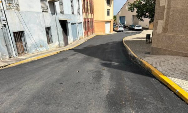 Vista de una calle recién asfaltada en Benavente con edificios a los lados