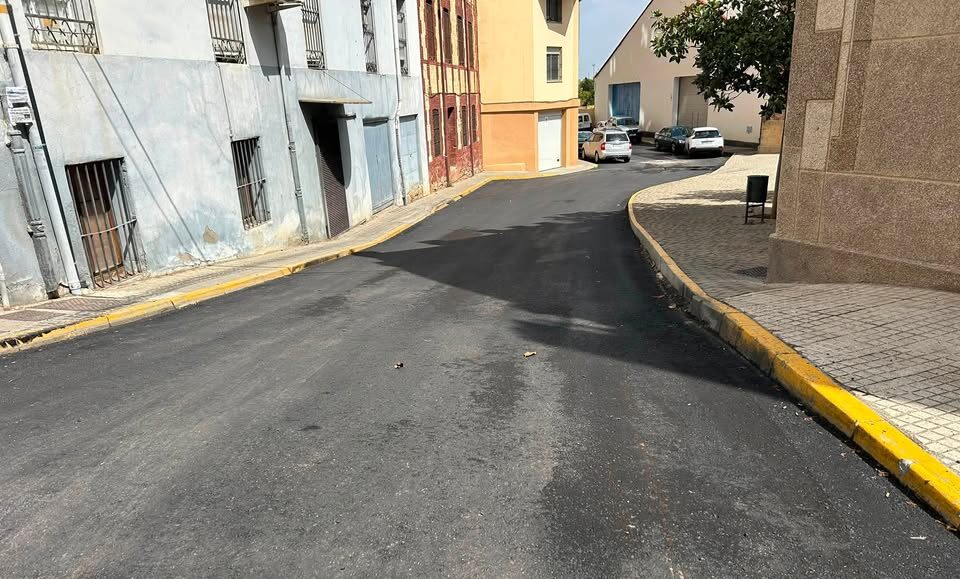 Vista de una calle recién asfaltada en Benavente con edificios a los lados