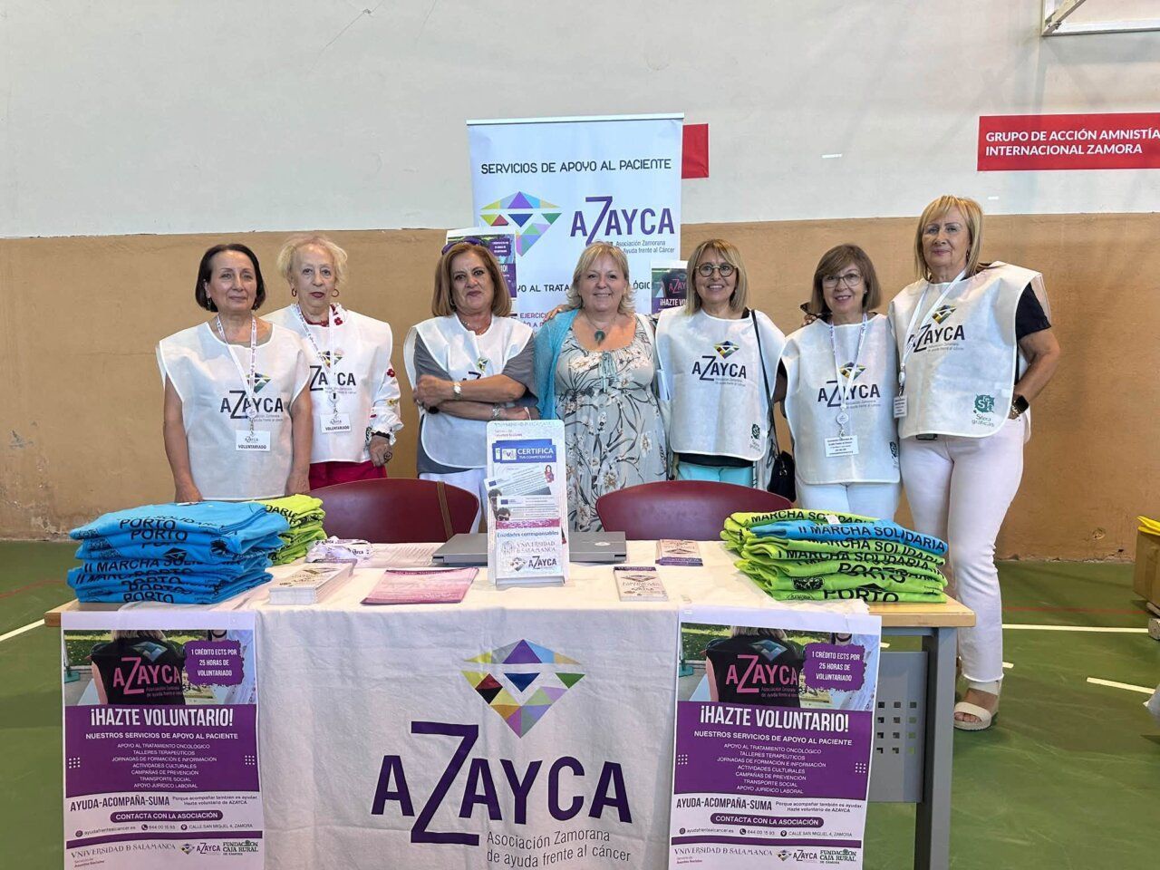 Miembros de la asociación AZAYCA en su stand en la feria de bienvenida de la USAL