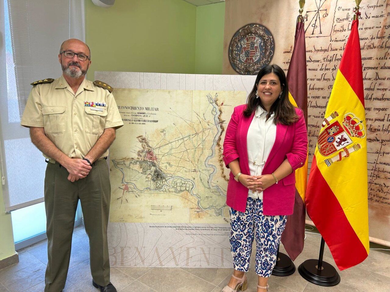 La alcaldesa de Benavente junto al coronel Antonio Romero y una lámina cartográfica